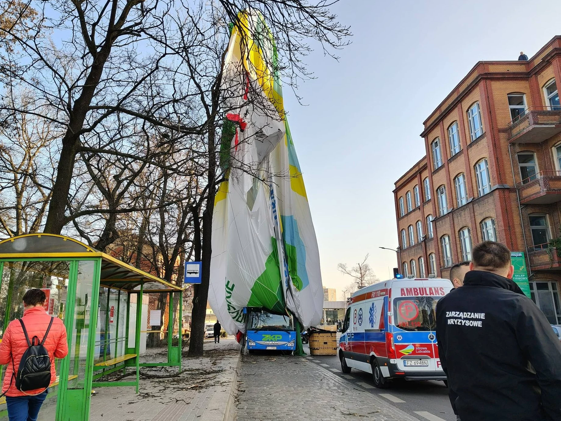 W Zielonej Górze balon pasażerski zahaczył o blok. Nie żyje jeden z pasażerów