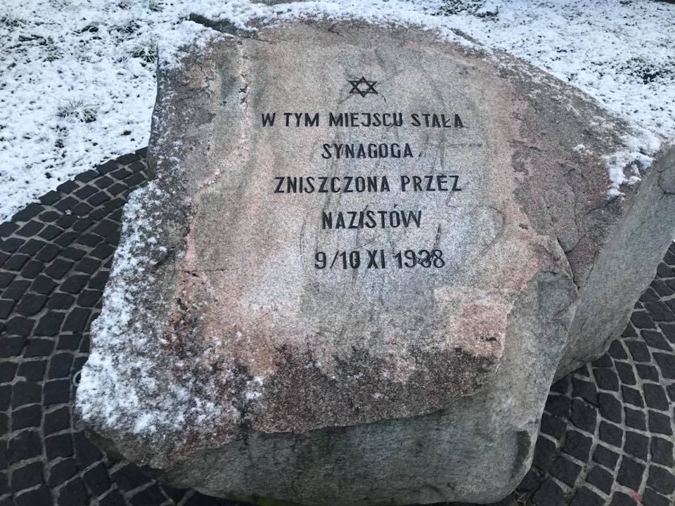 "Jude raus" na pomniku upamiętniającym spaloną synagogę