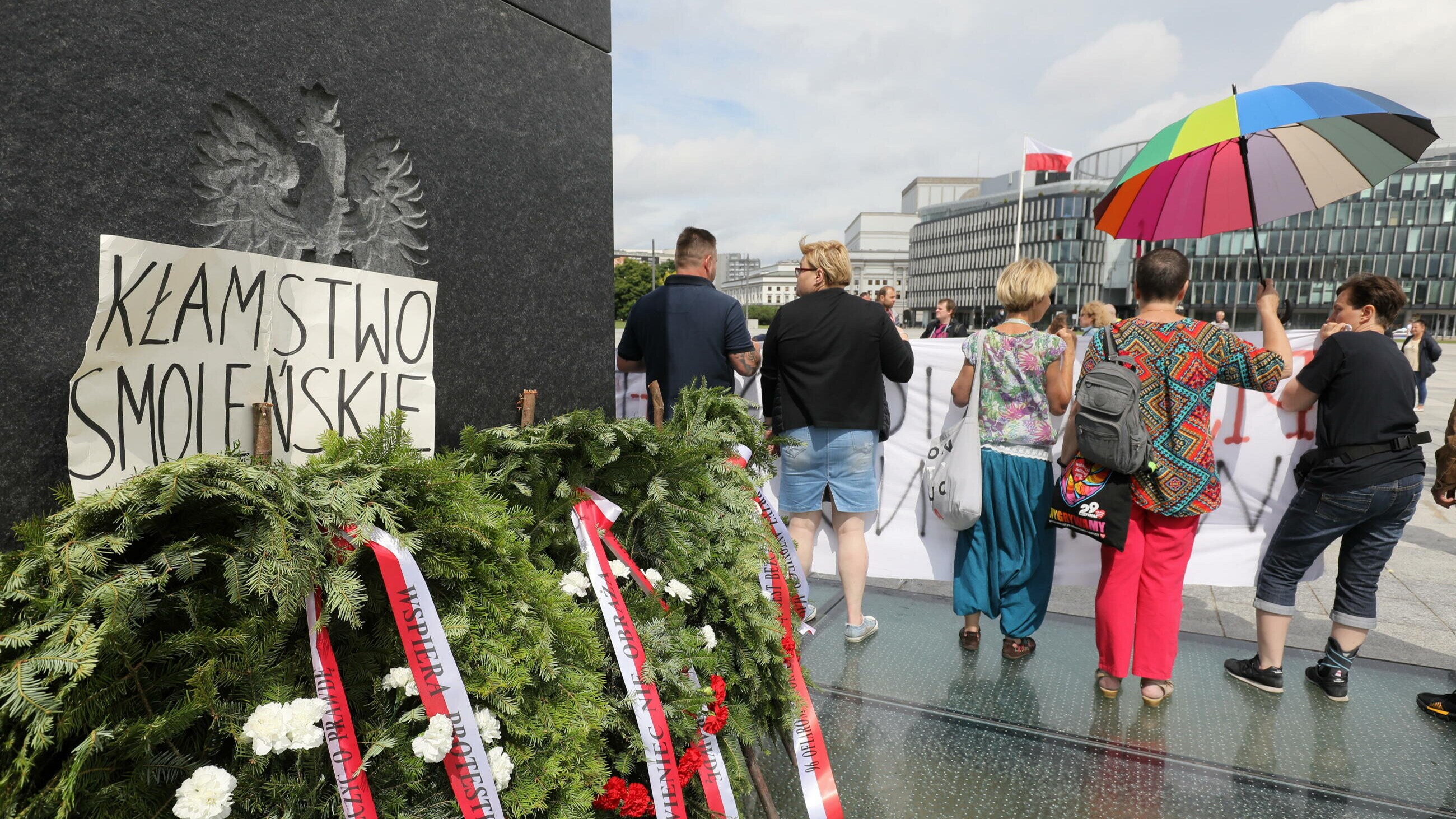 Uczestnicy kontrmiesięcznicy pod pomnikiem Ofiar Tragedii Smoleńskiej na pl. Piłsudskiego w Warszawie