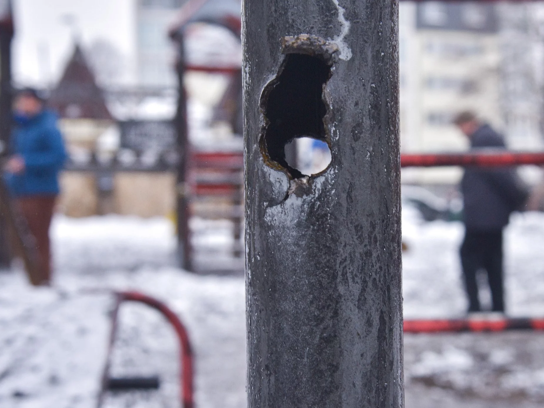 Zniszczenia po ataku rosyjskiego drona na placu zabaw dla dzieci w centrum miasta przy ulicy metropolity Andrieja we Lwowie