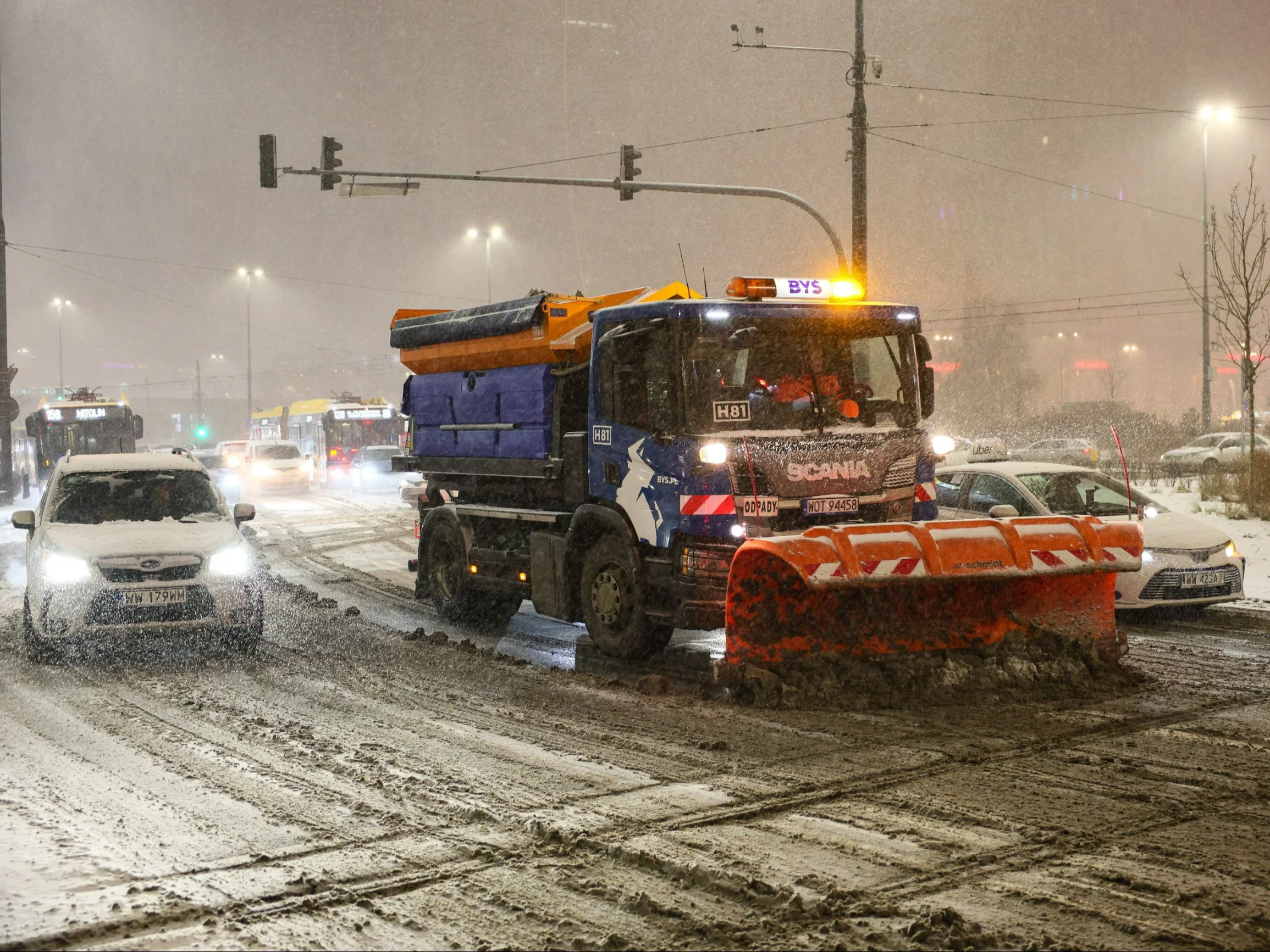 Pługoposypywarka w centrum Warszawy