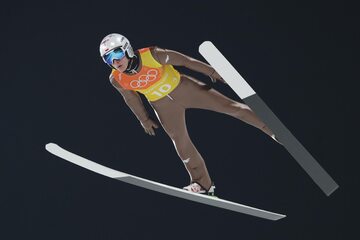 Zimowe Igrzyska Olimpijskie - Pjongczang 2018. Dawid Kubacki podczas pierwszej serii drużynowego konkursu skoków narciarskich na dużej skoczni