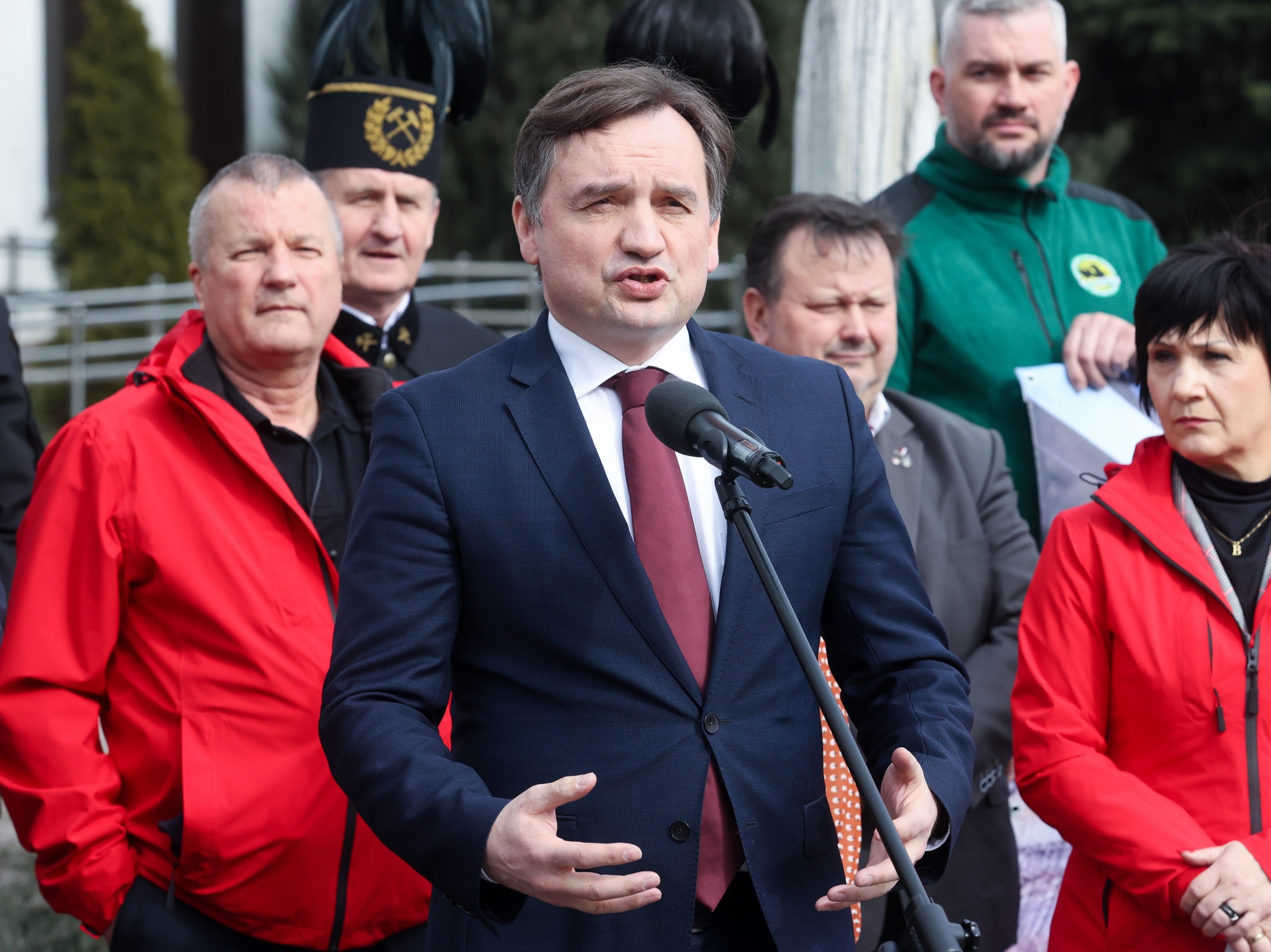 Minister sprawiedliwości, prokurator generalny Zbigniew Ziobro (C) podczas konferencji prasowej na terenie Kopalni Węgla Brunatnego Bełchatów w Rogowcu.