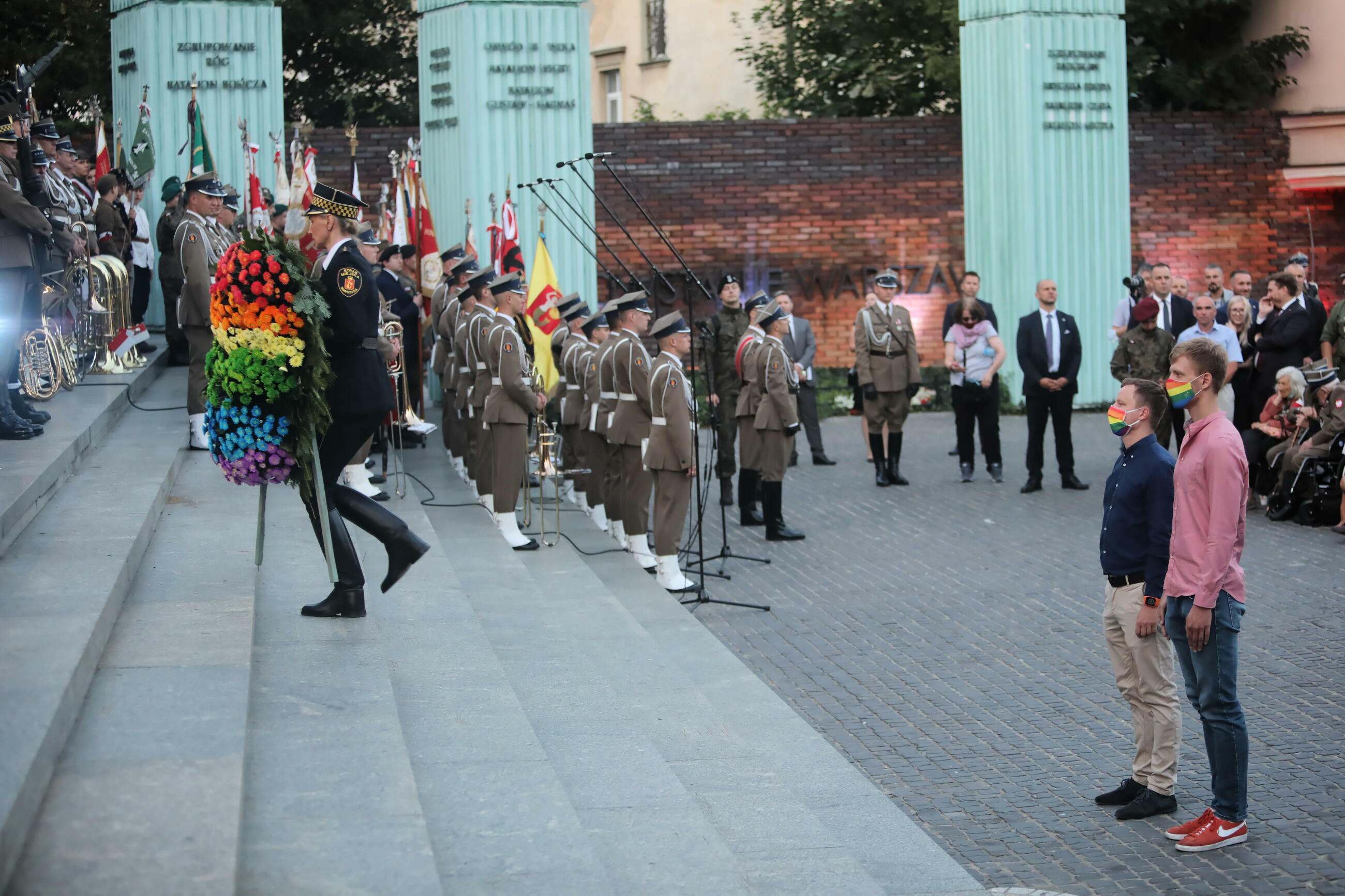 Złożenie kwiatów pod pomnikiem Powstania Warszawskiego na Placu Krasińskich w Warszawie