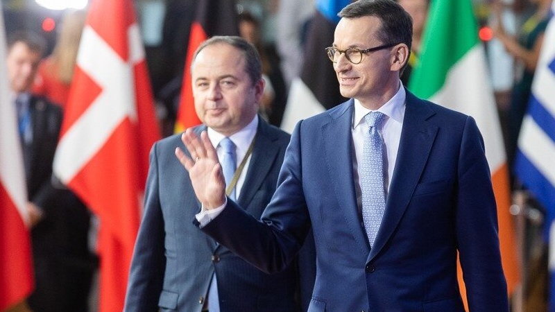 Mateusz Morawiecki i Konrad Szymański na szczycie w Brukseli