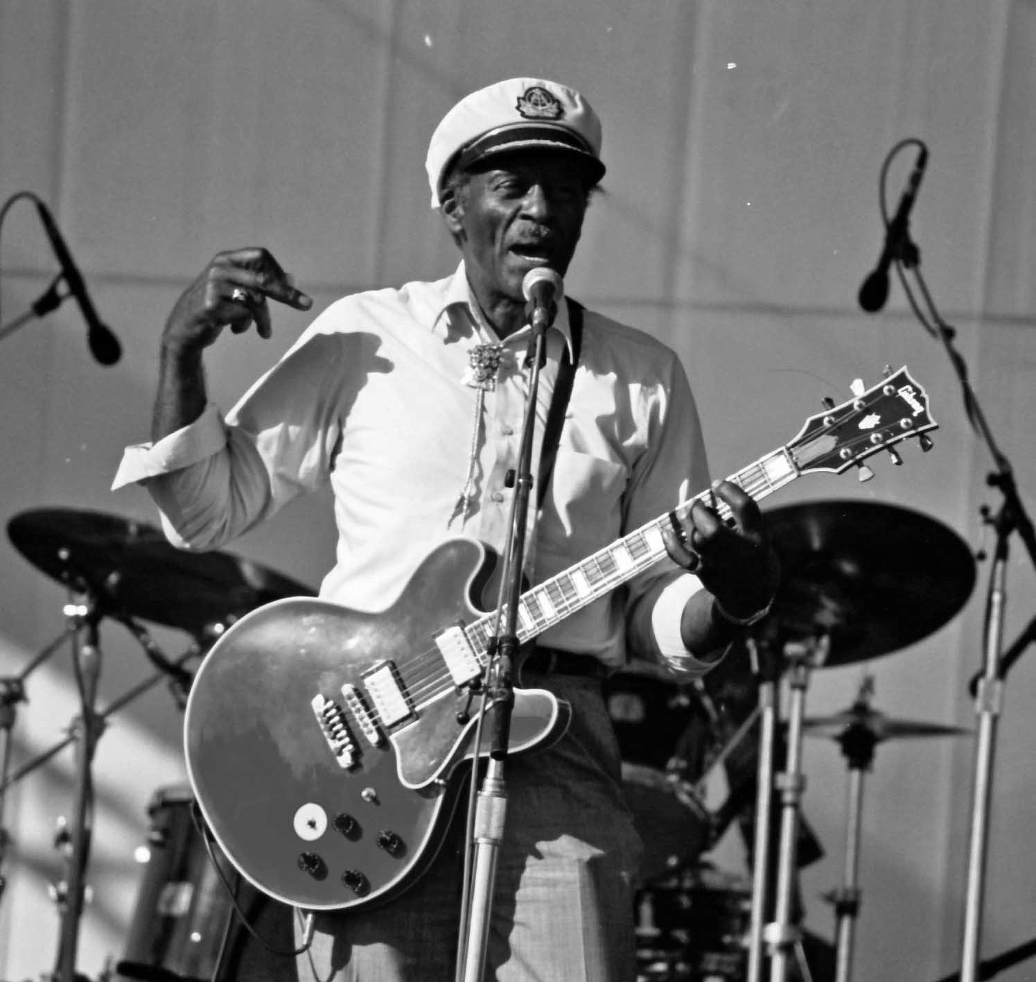 Chuck Berry – amerykański wokalista, gitarzysta i kompozytor. Jeden z pionierów rock and rolla. Zmarł 18 marca 2017 r.