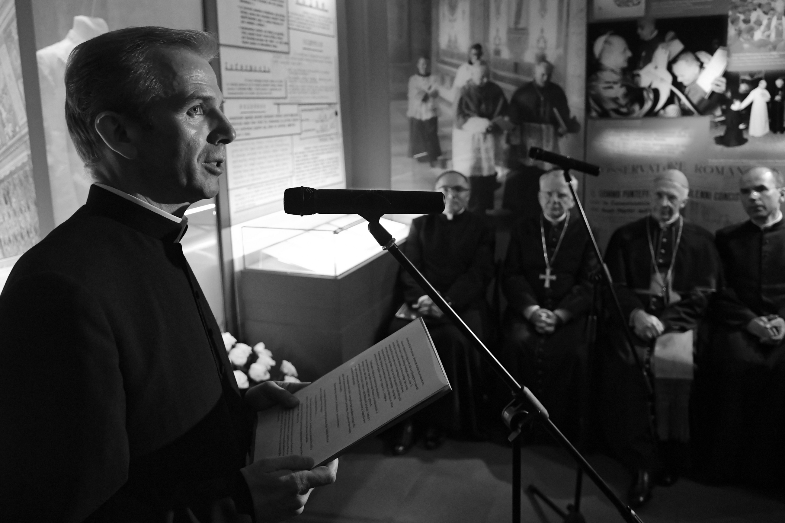 Dyrektor muzeum ks. Jacek Pietruszka podczas wernisażu wystawy w Muzeum Domu Rodzinnego Jana Pawła II w Wadowicach