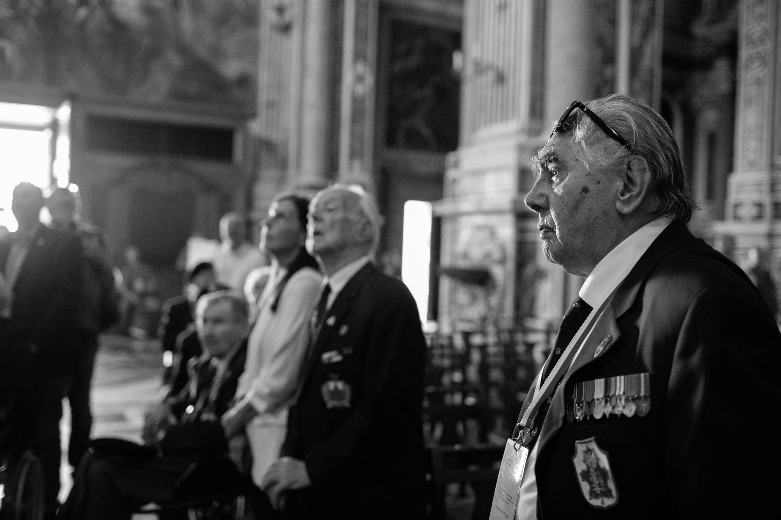 Weterani Wacław Fieglar (P) i Alfons Mrzyk (C) podczas wizyty w klasztorze na Monte Cassino.