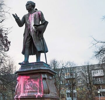 Zmarły przeszło 200 lat temu Immanuel Kant został uznany w Rosji za wroga. Na zdjęciu: oblany farbą pomnik filozofa w Kaliningradzie