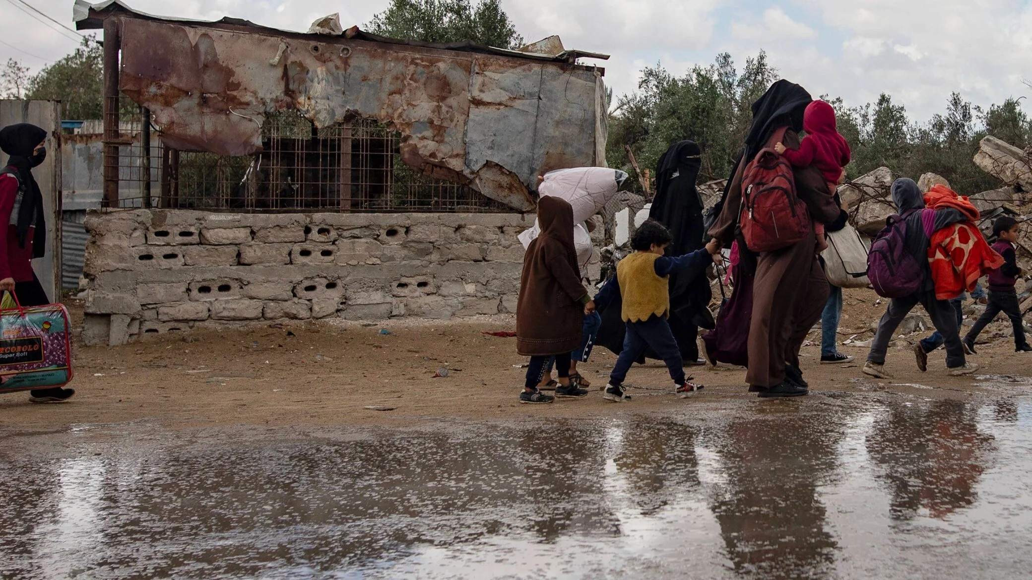 Palestyńscy uchodźcy opuszczają Rafah