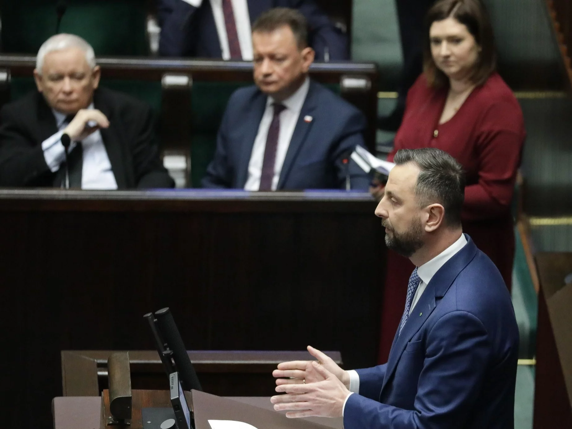 Przemawia Władysław Kosiniak-Kamysz, w tle politycy PiS