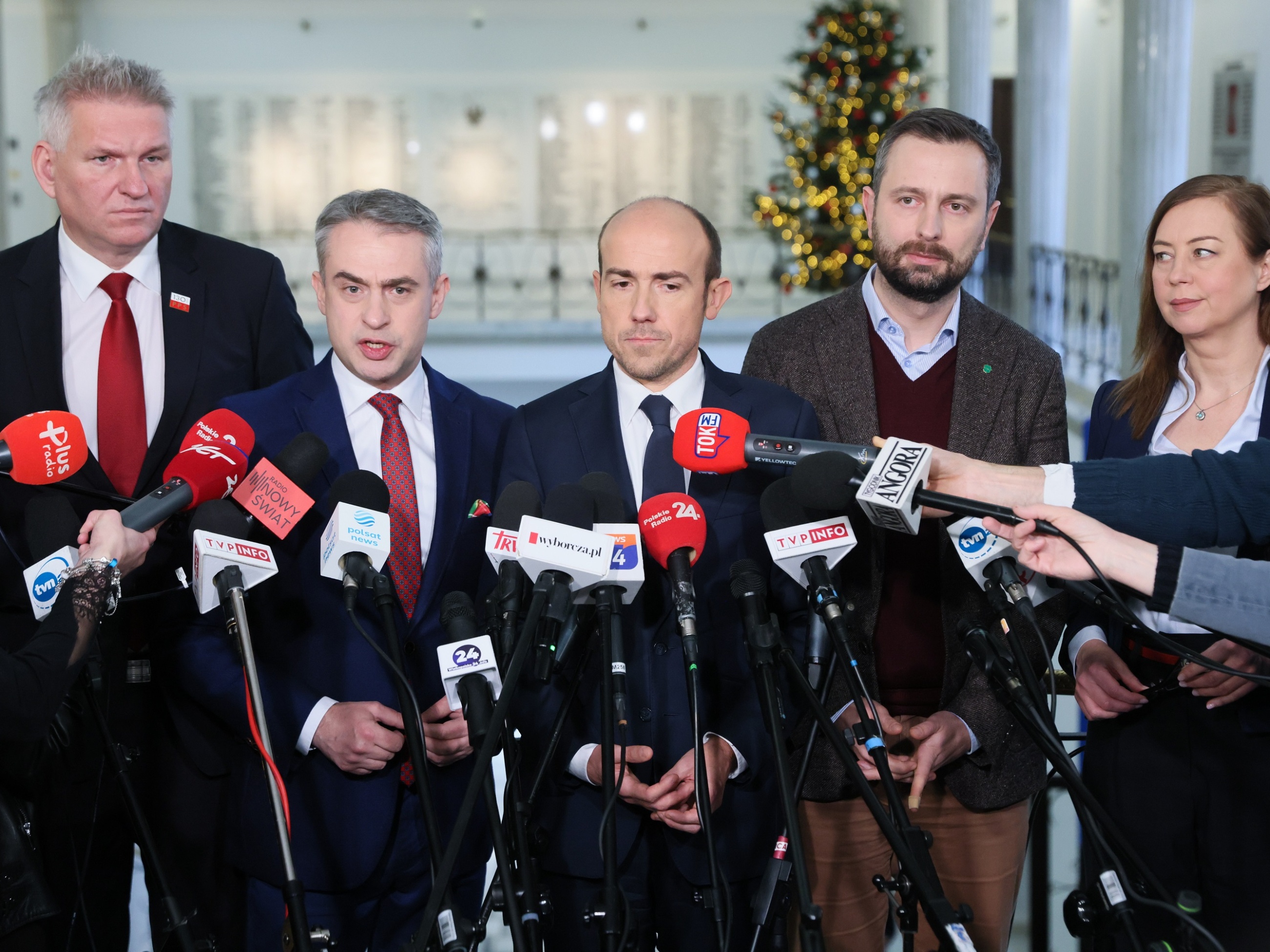 Przewodniczący KP Lewicy Krzysztof Gawkowski (2L), senator PPS Wojciech Konieczny (L), przewodniczący KP KO Borys Budka (C), prezes PSL Władysław Kosiniak-Kamysz (2P) oraz posłanka Polski 2050 Hanna Gill-Piątek (P).