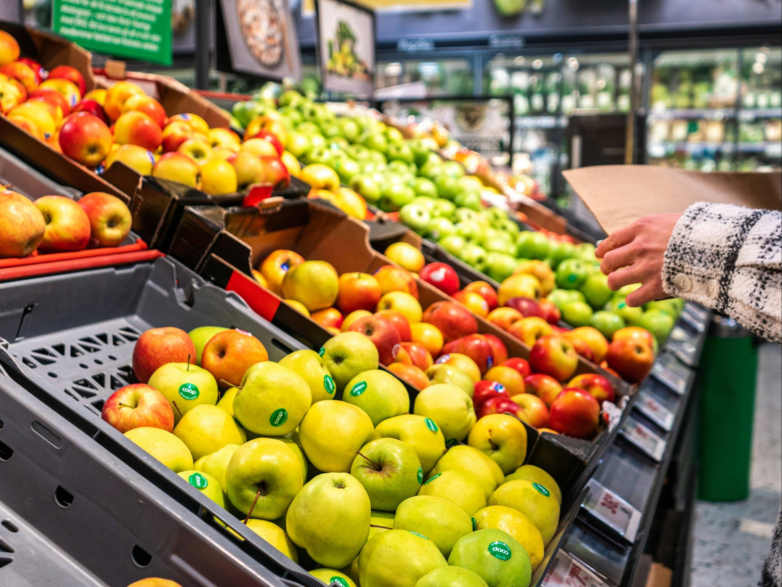 Jabłka w supermarkecie