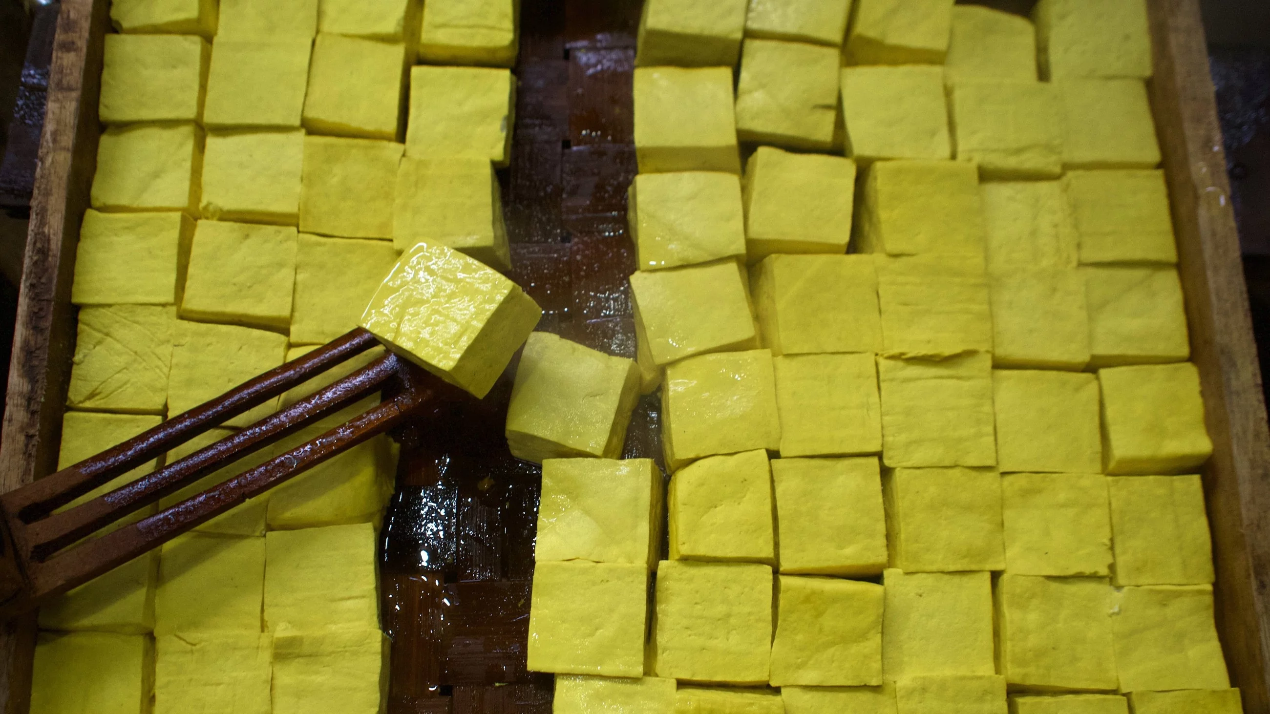 Produkcja tofu w fabryce w Indonezji