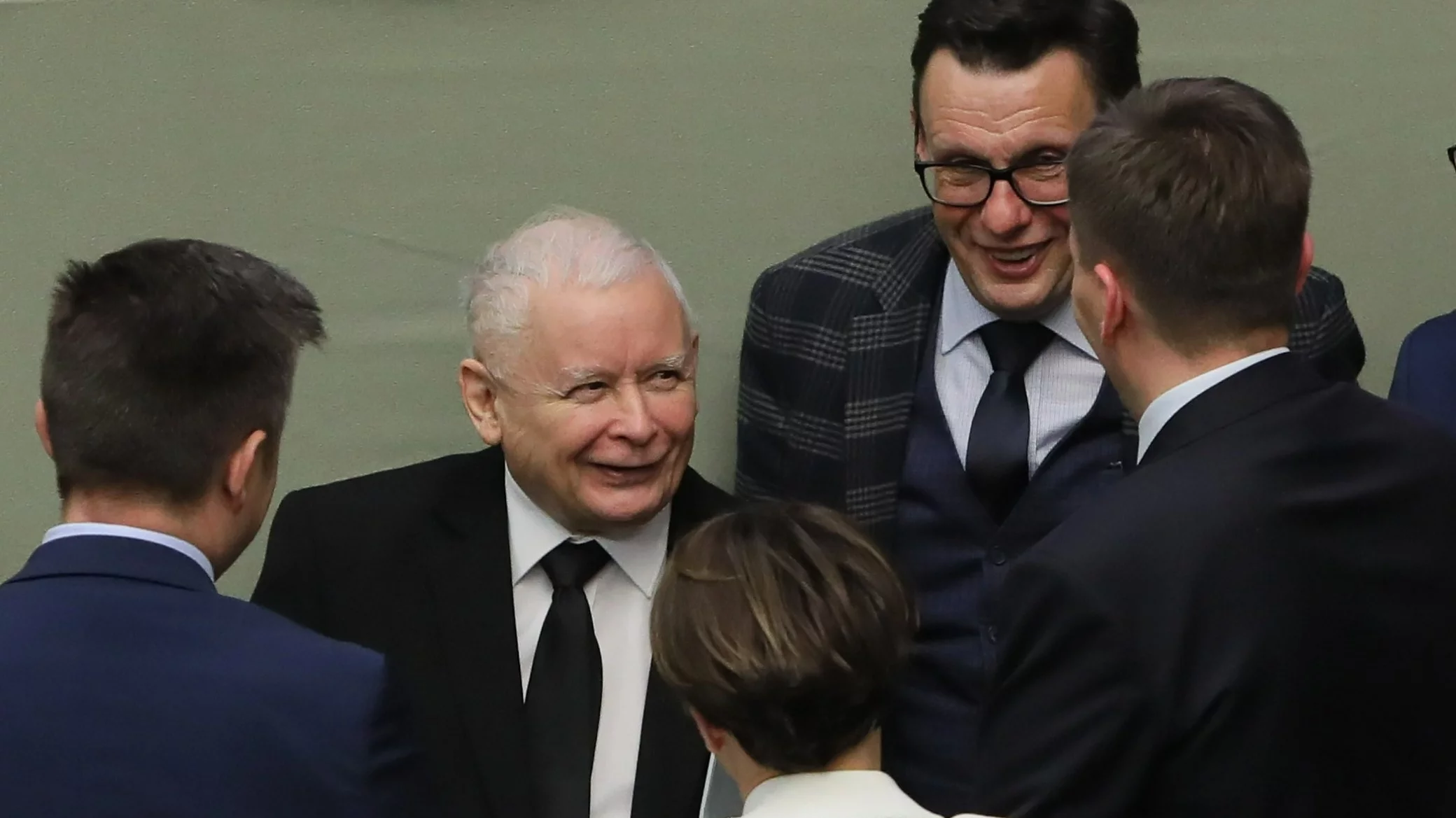 Sejm. Prezes PiS Jarosław Kaczyński otoczony posłami