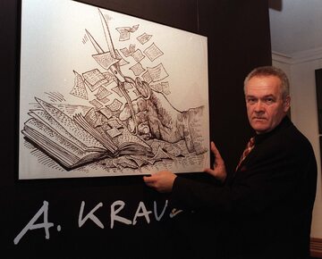 Znakomity rysownik Andrzej Krauze przy jednej ze swoich prac w warszawskim Muzeum Karykatury