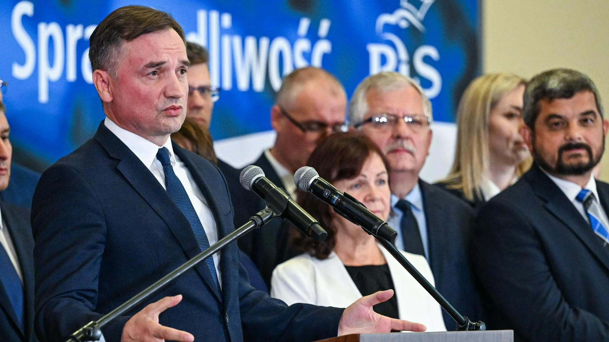 Minister sprawiedliwości Zbigniew Ziobro (L) i poseł PiS Krzysztof Sobolewski (P) podczas konferencji prasowej poświęconej prezentacji kandydatów PiS do Sejmu z okręgu 23