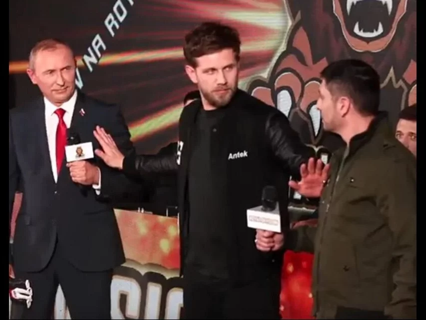 Aktor Antoni Królikowski z sobowtórami Putina i Zełenskiego