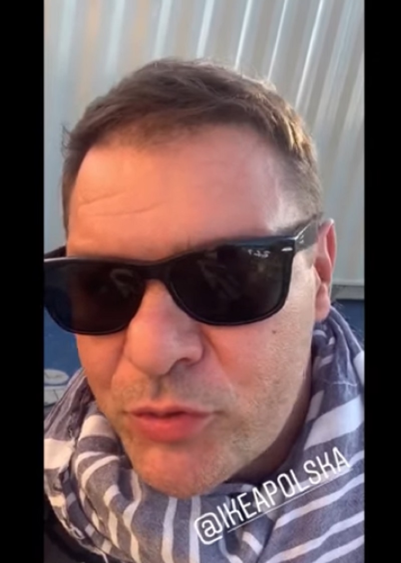 Aktor Tomasz Karolak chciał wejść do sklepu sieci IKEA bez maseczki, jednak został wyproszony przez ochroniarzy.