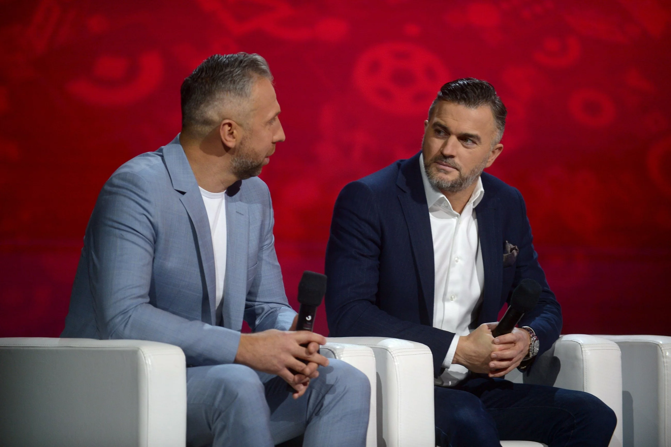 Jakub Wawrzyniak i Marcin Żewłakow w studiu TVP