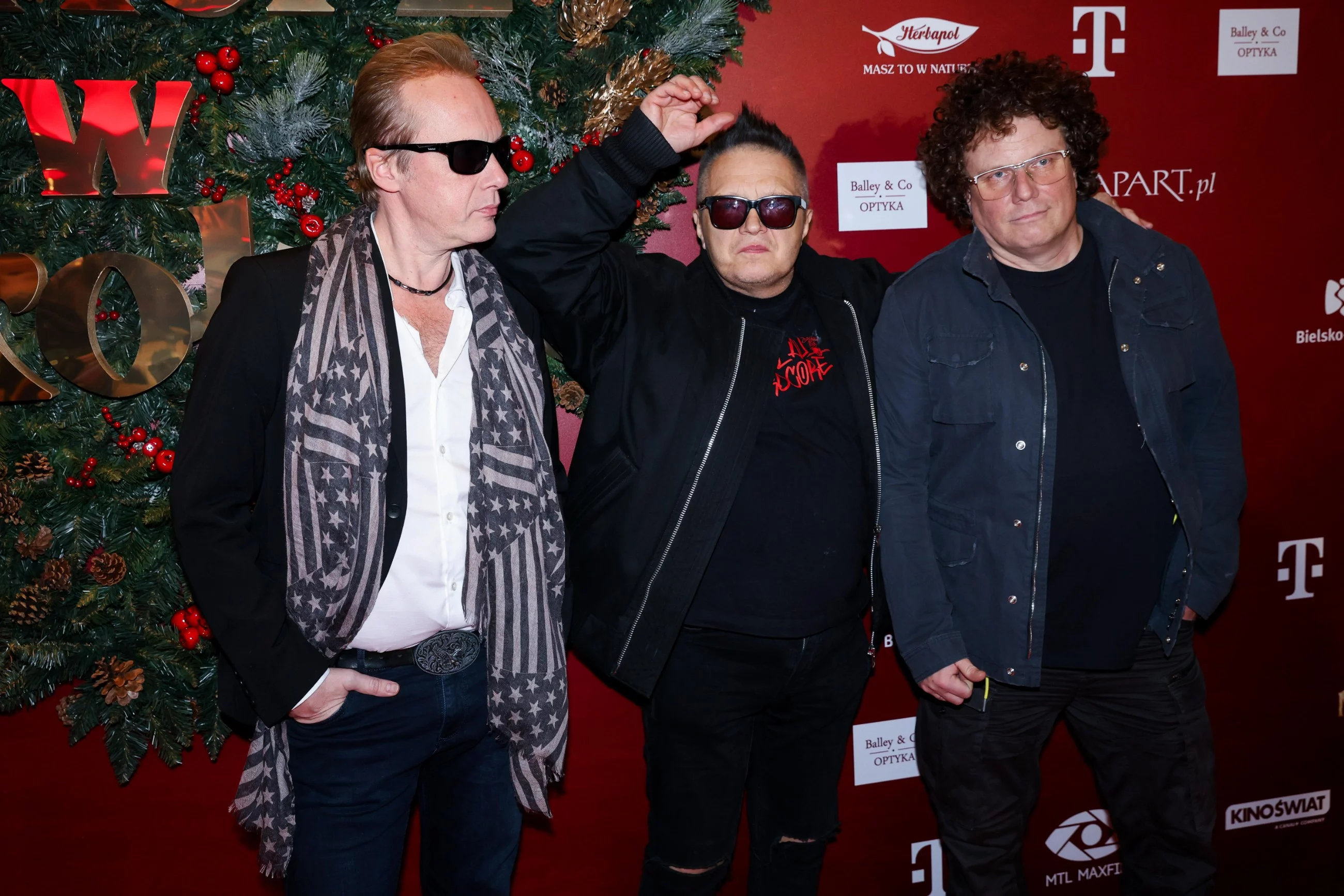 Członkowie zespołu T. Love: Muniek Staszczyk (C), Sidney Polak (P) i Jan Benedek