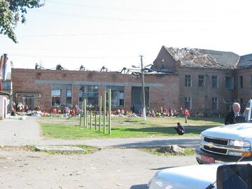 Znicze i wieńce przed salą gimnastyczną szkoły w Biesłanie po dokonanym tam zamachu terrorystycznym. 21 września 2004