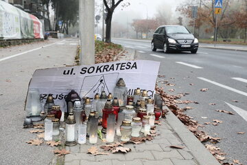 Znicze w pobliżu miejsca śmiertelnego wypadku przy przejściu dla pieszych na ulicy Sokratesa, do którego doszło w Warszawie,