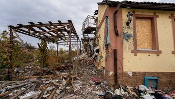 Zniszczenia po rosyjskim ataku rakietowym w jednej ze wsi w obwodzie charkowskim