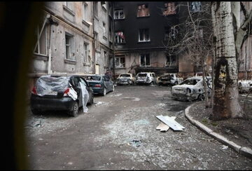 Zniszczenia po rosyjskim ostrzale w Mariupolu, 12 bm. Trwa inwazja Rosji na Ukrainę.