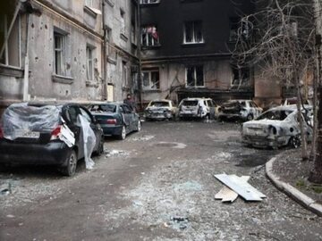 Zniszczenia po rosyjskim ostrzale w Mariupolu na Ukrainie