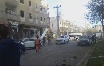 Zniszczenia po wybuchu samochodu pułapki w tureckim mieście Diyarbakir