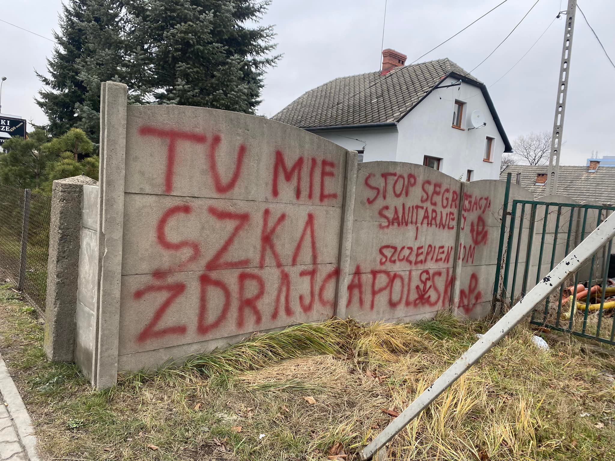 Zniszczony płot posłanki PO