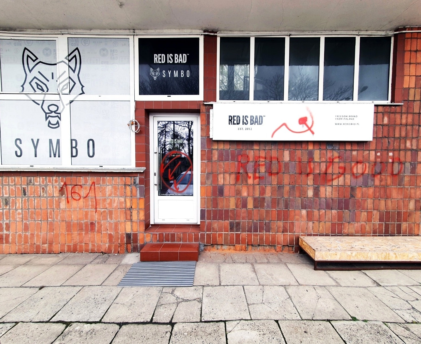 Wandale zdewastowali witrynę sklepu "Red is bad"