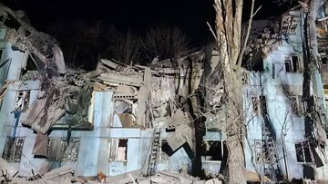 Zniszczony blok w Zaporożu. Rosjanie uderzyli rakietą