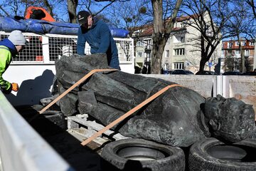 Zniszczony pomnik ks. Henryka Jankowskiego