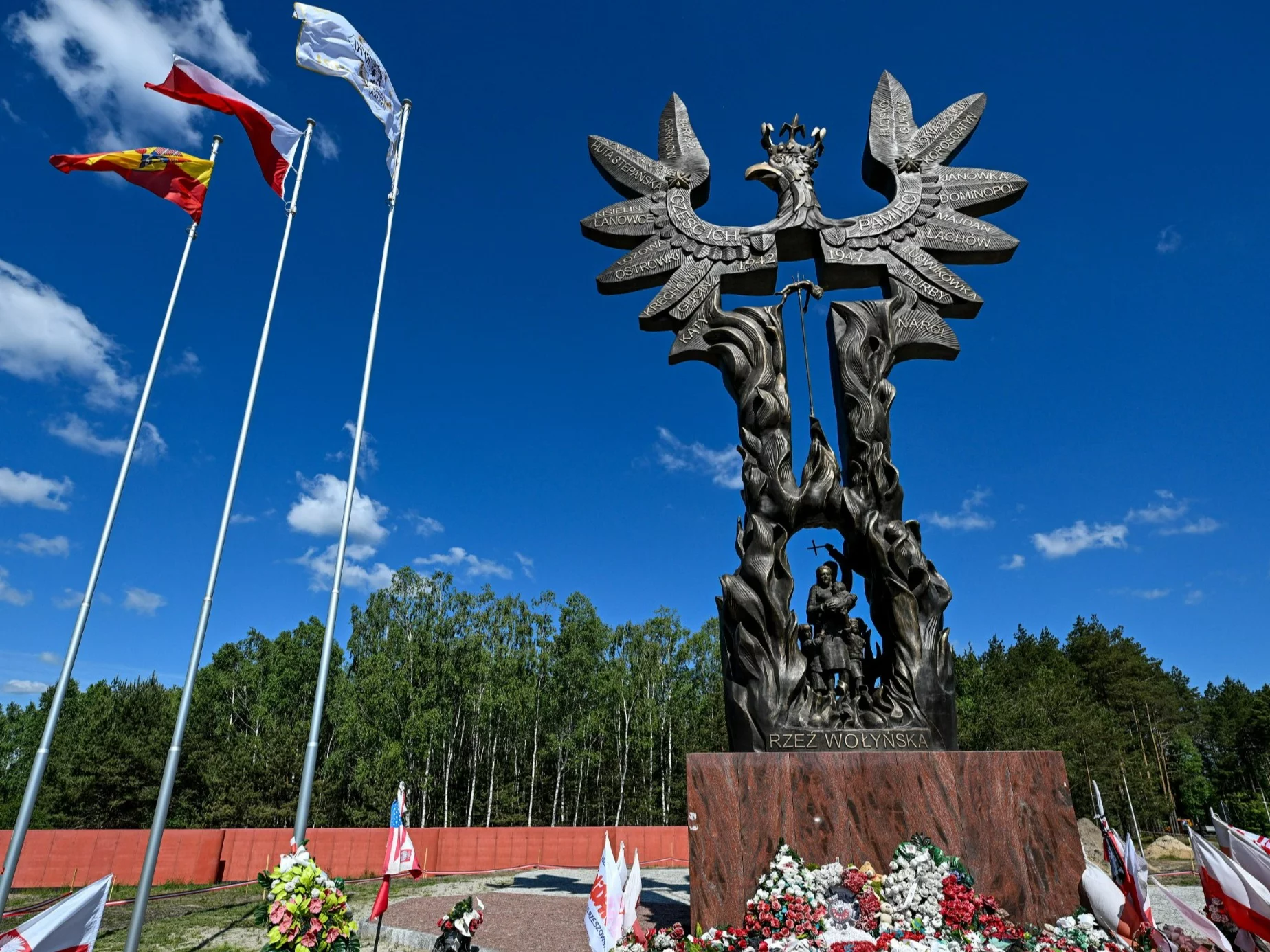 Dewastacja pomnika Rzeź Wołyńska. Ambasada Ukrainy w Polsce wskazała winnych