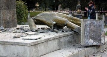 Zniszczony pomnik Włodziemierza Lenina w Sudaku
