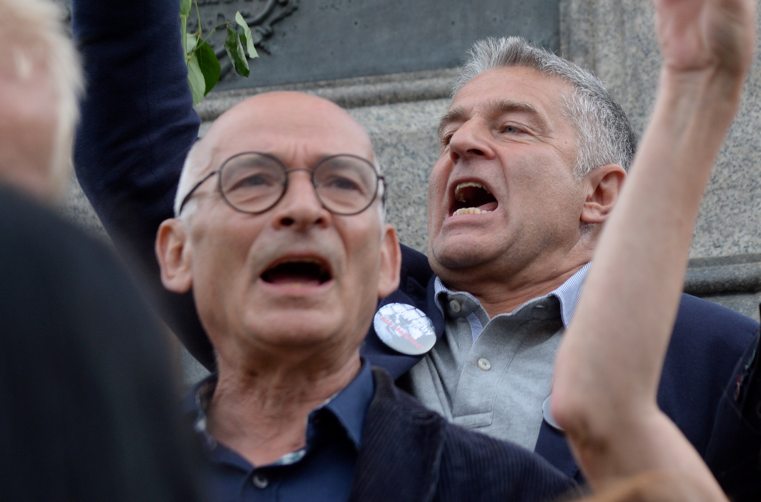 Były opozycjonista Władysław Frasyniuk (P) i Jan Lityński (L) wśród zgromadzonych na pl. Zamkowym uczestników kontrmanifestacji. Kontrmanifestację zorganizował ruch społeczny Obywatele RP. Uczestnicy zgromadzenia planują blokadę Marszu Pamięci,