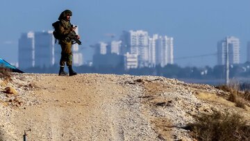 Żołnierz IDF w trakcie patrolowania drogi między Sderot a Strefą Gazy