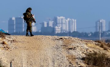 Żołnierz IDF w trakcie patrolowania drogi między Sderot a Strefą Gazy