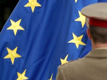 Żołnierz na tle flagi Unii Europejskiej, zdjęcie ilustracyjne