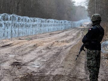 Żołnierz przy granicy polsko-białoruskiej