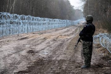 Żołnierz przy granicy polsko-białoruskiej
