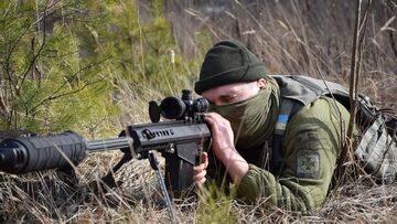 Żołnierz Straży Granicznej Ukrainy z karabinem Barrett M82