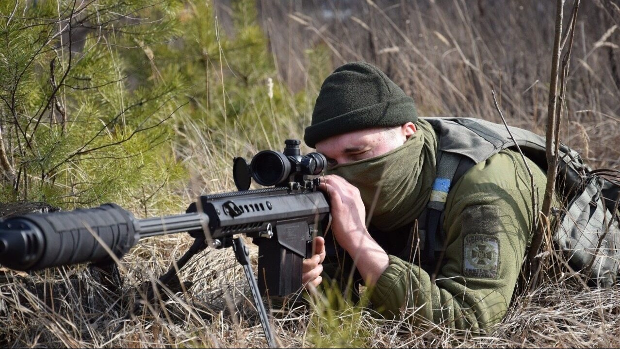 Żołnierz Straży Granicznej Ukrainy z karabinem Barrett M82