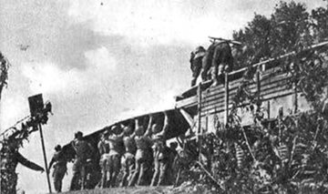 Żołnierze 1 Armii Wojska Polskiego przygotowuję desant przez Wisłę w czasie powstania warszawskiego