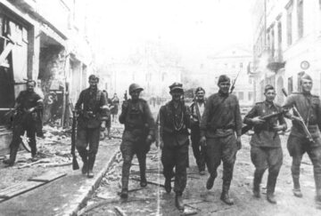 Żołnierze AK i Armii Czerwonej na ulicach Wilna. Lipiec 1944