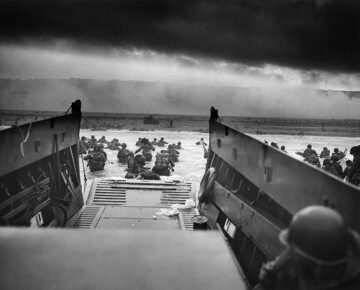 Żołnierze amerykańscy na plaży Omaha rankiem 6 czerwca 1944 r. Operacja "Overlord", D-Day