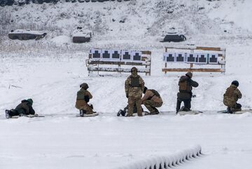 Żołnierze Gwardii Narodowej Ukrainy podczas ćwiczeń strzeleckich