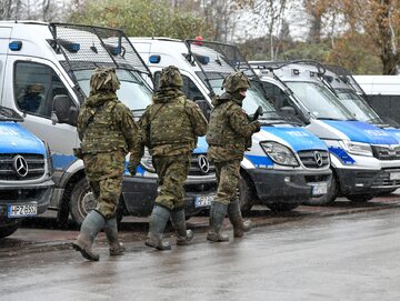 Żołnierze i policja na terenie miejscowości Przewodów